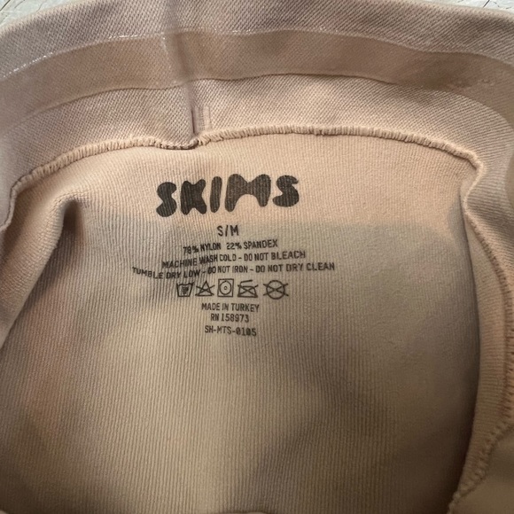 SKIMS Maternity sculpting shorts - Picture 4 of 4